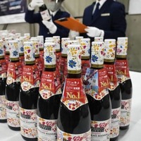 関西空港に到着したフランス産ワインの新酒「ボージョレ・ヌーボー」＝昨年10月