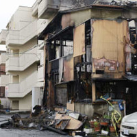 火災があった北九州市小倉北区の共同住宅＝31日午前9時2分