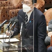 衆院予算委で答弁する岸田首相＝31日午後