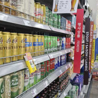 韓国・仁川の大型スーパーに並ぶ日本産ビール＝2021年3月（共同）