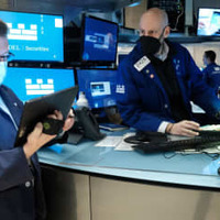 ニューヨーク証券取引所で働くトレーダーたち＝1月31日（ゲッティ＝共同）