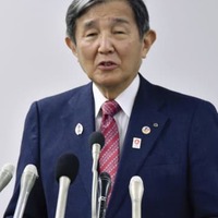 政府に「まん延防止等重点措置」の適用を要請し、記者会見する和歌山県の仁坂吉伸知事＝2日午前、和歌山県庁