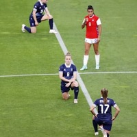 東京五輪サッカー女子の試合前のピッチで、人種差別に抗議し片膝をつく英国代表の選手ら＝2021年7月、札幌ドーム