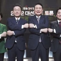 ソウルでの討論会に先立ち写真に納まる韓国大統領選の4候補。（右から）中道野党「国民の党」の安哲秀氏、最大野党「国民の力」の尹錫悦氏、与党「共に民主党」の李在明氏、革新系野党「正義党」の沈相ジョン氏＝3日（聯合＝共同）