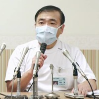 記者会見する慈恵病院の蓮田健院長＝4日午前、熊本市