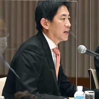 経団連の十倉雅和会長と会談する小林経済安保相＝7日午前、東京都千代田区
