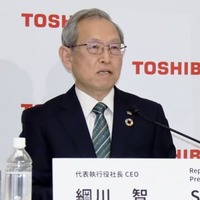 オンラインで記者会見する東芝の綱川智社長＝7日（同社提供）