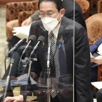 衆院予算委で答弁する岸田首相。新型コロナウイルスワクチンの3回目接種に関し、1日100万回の目標を今月後半に達成できるとの見通しを示した＝7日午後