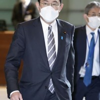 首相官邸に入る岸田首相＝14日午前