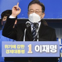 15日、韓国南部・釜山で演説する与党「共に民主党」の李在明候補（共同）