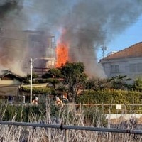 炎と煙を上げ、激しく燃える住宅＝16日午前8時52分、東京都練馬区（近隣住民提供）