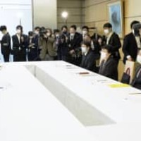 日本医師会の中川俊男会長（右端）ら医療関係者と面会する岸田首相（左端）＝17日午前、首相官邸