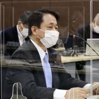 政治倫理審査会に臨む広島県呉市の谷本誠一市議＝17日午後、広島県呉市