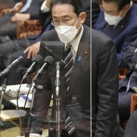 衆院予算委で答弁する岸田首相＝18日午前