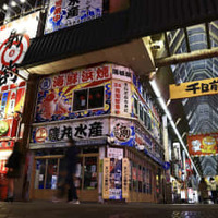 人通りが少ない大阪・道頓堀＝17日夜