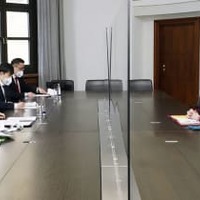 19日、英国のトラス外相（右）と会談する林外相（左端）＝ドイツ・ミュンヘン（外務省提供・共同）