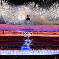 北京冬季五輪閉会式で打ち上がる花火。下は聖火が消えた「雪の結晶」のオブジェ＝20日、北京（共同）