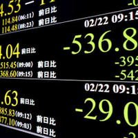 下げ幅が一時500円を超えた日経平均株価を示すモニター＝22日午前、東京・東新橋