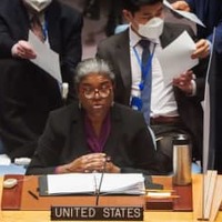 21日、国連安全保障理事会の緊急会合で発言するトーマスグリーンフィールド米国連大使＝米ニューヨーク（ロイター＝共同）