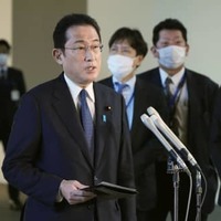 ウクライナ情勢を巡り、記者団の取材に応じる岸田首相＝22日午前、首相官邸