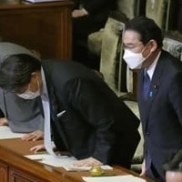 衆院本会議で2022年度予算案が可決され、一礼する岸田首相（右）ら＝22日午後