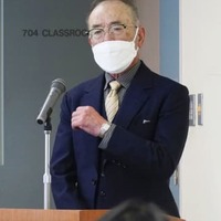 富山外国語専門学校で開かれた追悼式に遺族代表として参加した菊田邦俊さん＝22日午前、富山市