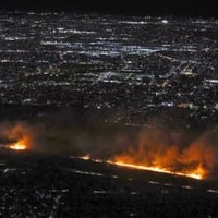 埼玉県熊谷市の利根川河川敷で発生した火災＝23日午後7時58分（共同通信社ヘリから）