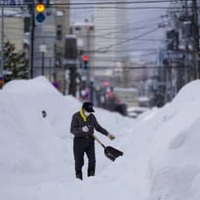 札幌市内で除雪作業をする男性＝23日