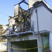 火災があった熊本市東区の住宅＝25日午前