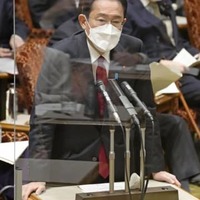 参院予算委で答弁する岸田首相＝25日午前