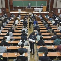 国公立大2次試験の前期日程に臨む受験生＝25日午前、東京都文京区の東京大（代表撮影）