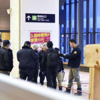 男性が刺された現場周辺を調べる捜査員＝27日午後5時28分、北海道旭川市のJR旭川駅