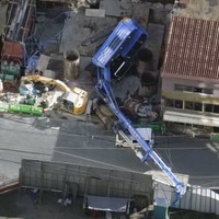 重機が倒れた現場＝28日午前10時14分、大阪市中央区（共同通信社ヘリから）