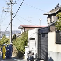 火災現場で黙とうする捜査員ら＝28日午前、奈良県三郷町