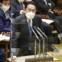 参院予算委で答弁する岸田首相＝28日午前