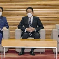 閣議に臨む（左から）林外相、岸田首相、野田地方創生相＝1日午前、首相官邸