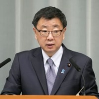 記者会見する松野官房長官＝1日午前、首相官邸