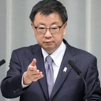 記者会見する松野官房長官＝1日午後、首相官邸