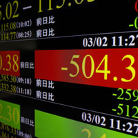 下げ幅が一時500円を超えた日経平均株価を示すモニター＝2日午前、東京・東新橋