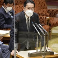 参院予算委で答弁する岸田首相＝2日午前