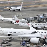 羽田空港の駐機場に並ぶ日本航空の機体＝2月