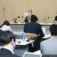記者会見する旭川医科大の学長選考会議の奥村利勝議長（奥左）＝3日夜、北海道旭川市