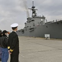 帰還した海上自衛隊の輸送艦「おおすみ」＝5日午前、広島県呉市