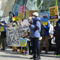 JR札幌駅前で開かれた集会で、ロシアのウクライナ侵攻に抗議する人たち＝6日午前