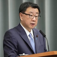 記者会見する松野官房長官＝8日午前、首相官邸