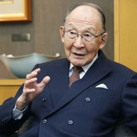 インタビューに答える日本生産性本部の茂木友三郎会長