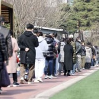 9日、ソウルの投票所で列を作る有権者（聯合＝共同）