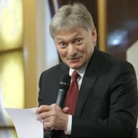 2月、記者会見するロシアのペスコフ大統領報道官＝モスクワ（タス＝共同）