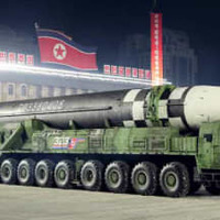 2020年10月に北朝鮮・平壌で行われた軍事パレードに登場した大陸間弾道ミサイル（コリアメディア提供・共同）