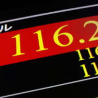 1ドル＝116円台を示すモニター＝11日午前、東京・東新橋